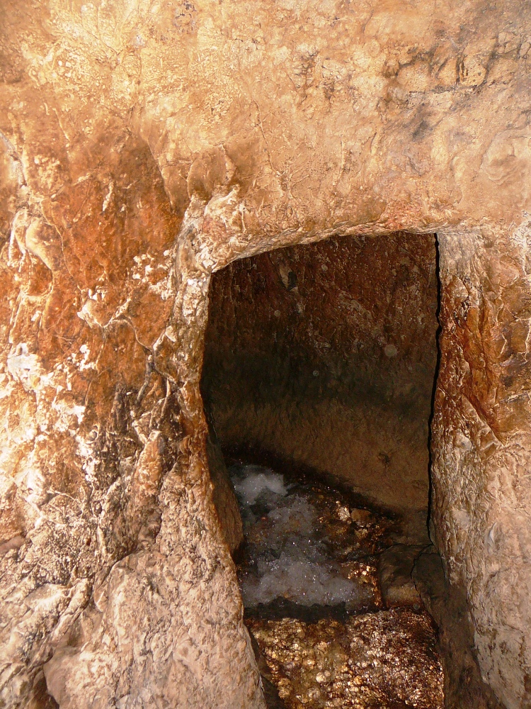От источника Гихон начинается туннель Хизкияу, длиной в 540 метров, вырубленный в скале 2700 лет назад