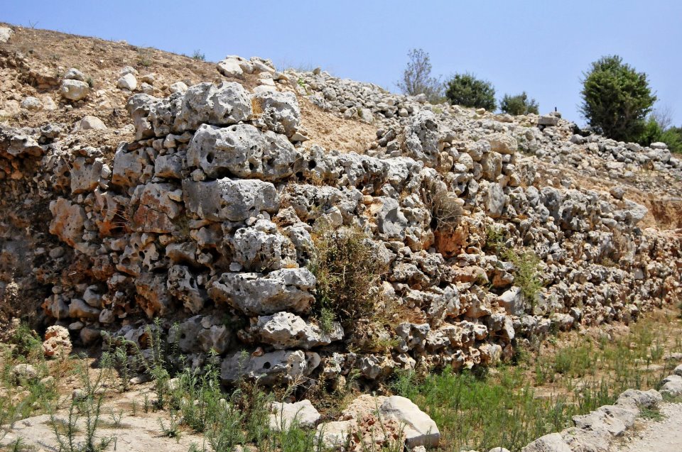 Мощные стены Шило, шириной от 3 до 5.5 метров, окружали небольшую территорию города в 17 дунамов