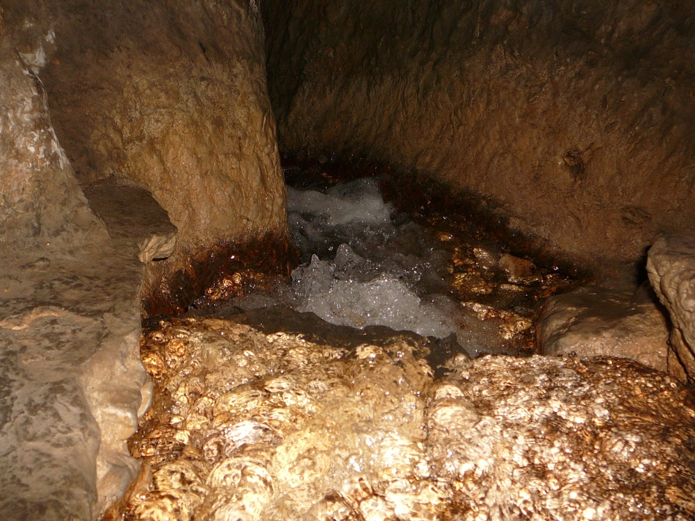 Туннель Хизкияу был вырублен в скале с двух сторон 2700 лет назад. Каким образом древим еврейским каменщикам удалось встретиться на глубене 50 метров под землей?