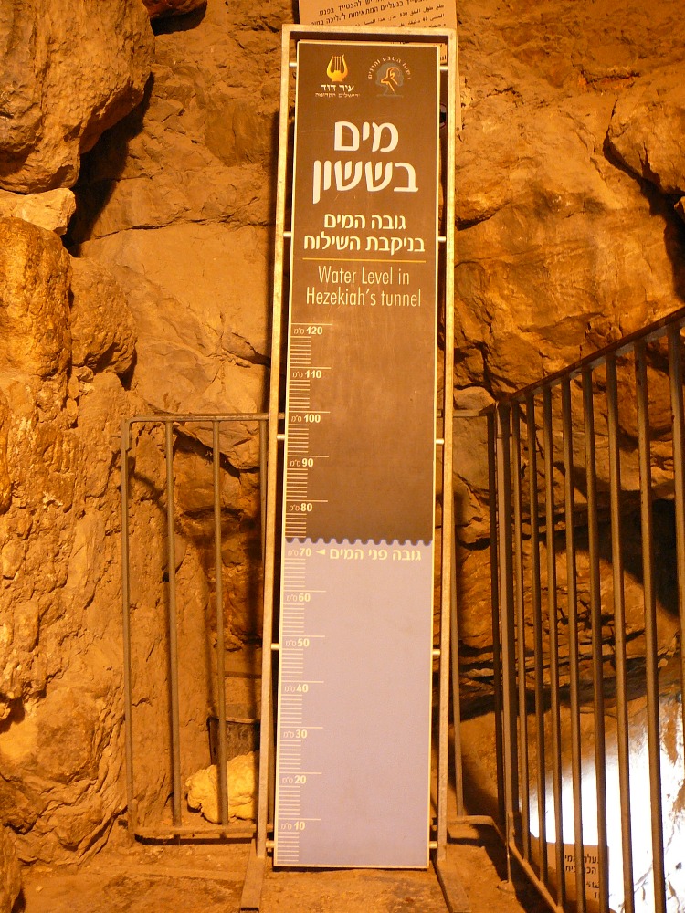 Уровень воды в туннеле Хизкияу доходит выше колен