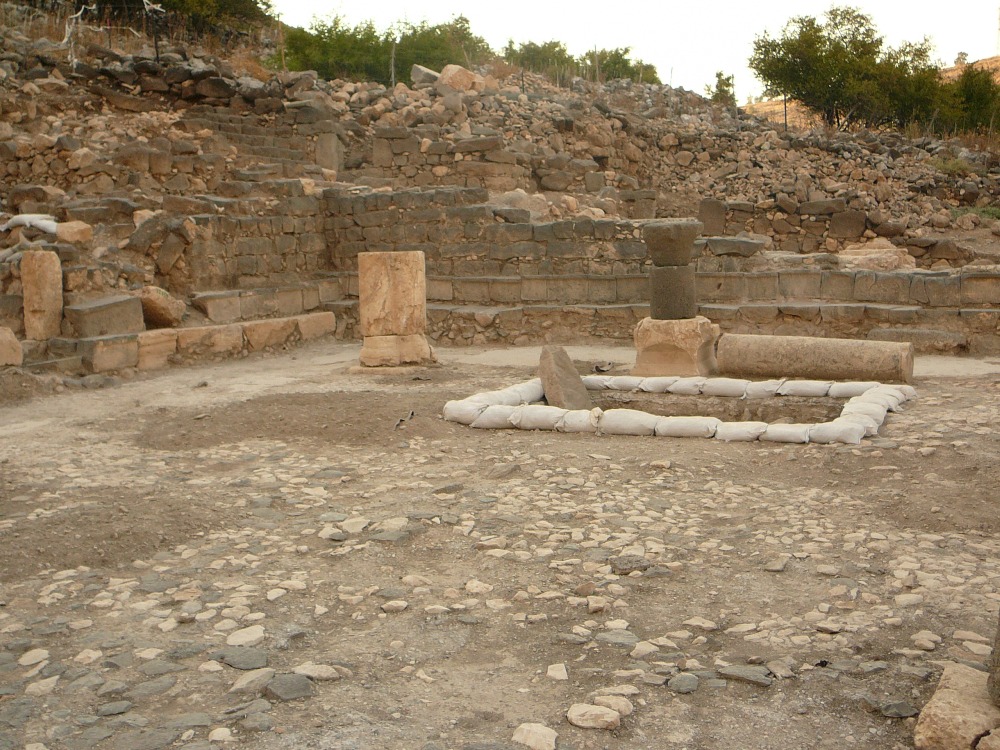 Над синагогой, на склоне горы Нитай, распологались дома и пещеры еврейского поселения, разрушенного в начале 4-го века н.э.
