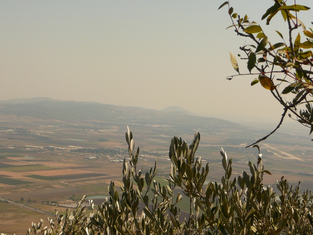 Вид с Мухраки на гору Тавор и Нижнею Галилею