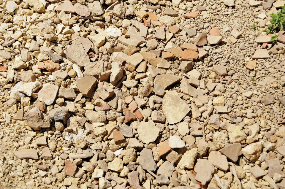 Остатки разбитой древней посуды в раскопках Шило