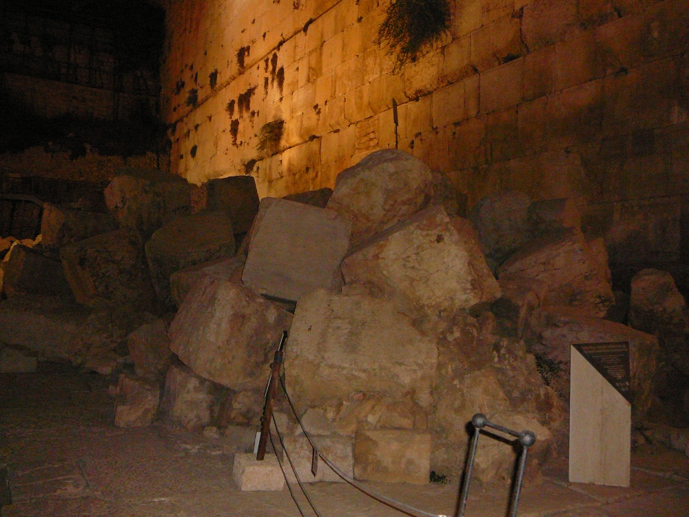 Эти нагромождения камней Западной Стены являются лучшим свидетельством разрушения Иерусалима в 70 году н.э.