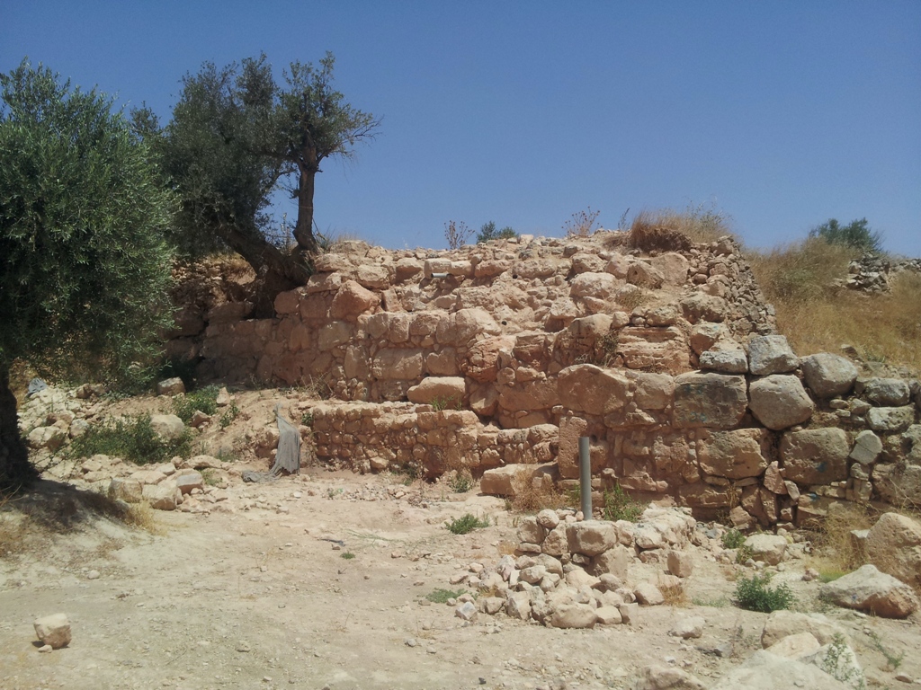 Раскопки стен древнего Хеврона - тель Ромейда