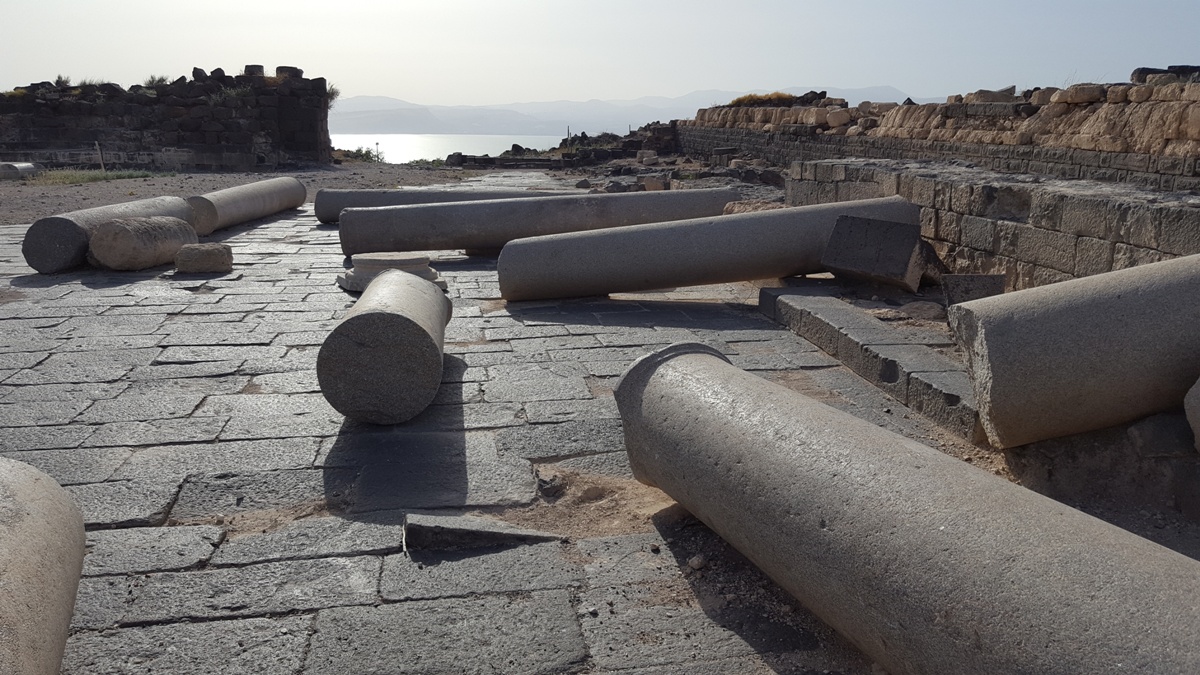 Разрушенные колонны Суситы на фоне Кинерета и Галилеи
