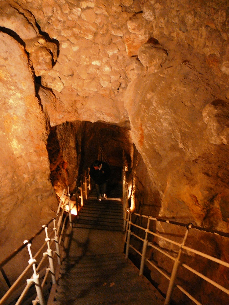 Крутой спуск в подземный туннель, прорубленный в скале 3650 лет назад