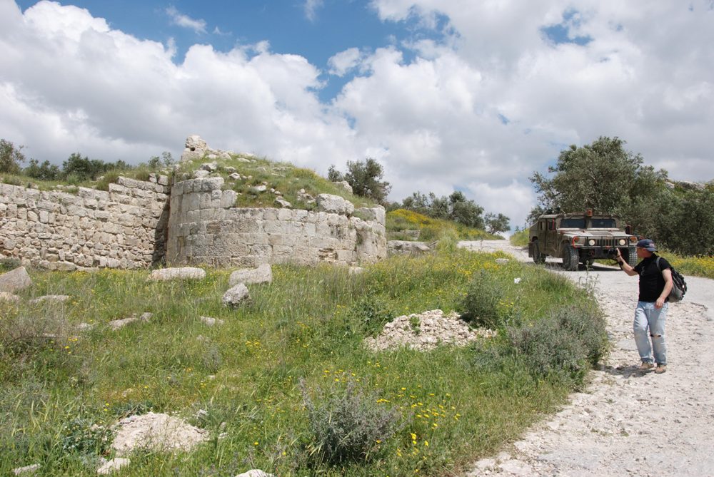 Центральные ворота Себастии - стены и башни времен Ирода на основаниях времен Первого Храма