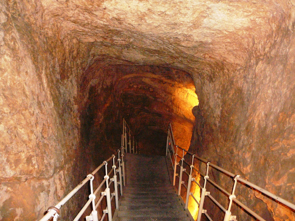 Подземный туннель, из древних проходов в мире вырубленных в скале
