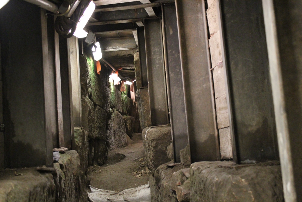Недавно в этом туннеле был найден золотой колокольчик времен Второго Храма