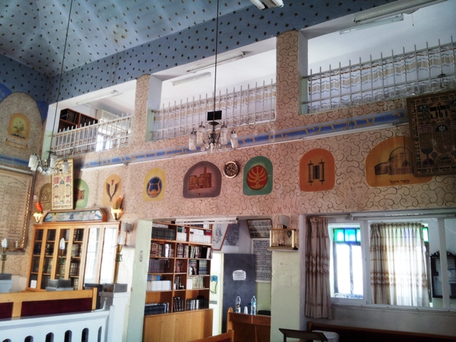 Интерьер синагоги Оэль Моше в районе Нахлаот
