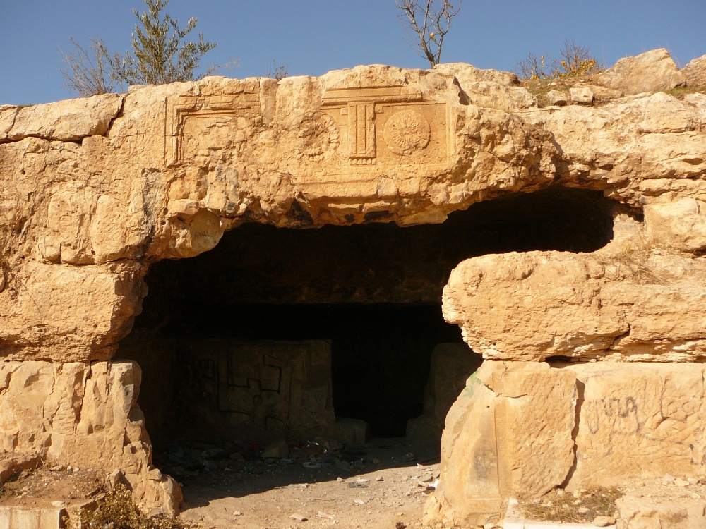 Вход в пещеру захоронения - недалеко от Отниэля 