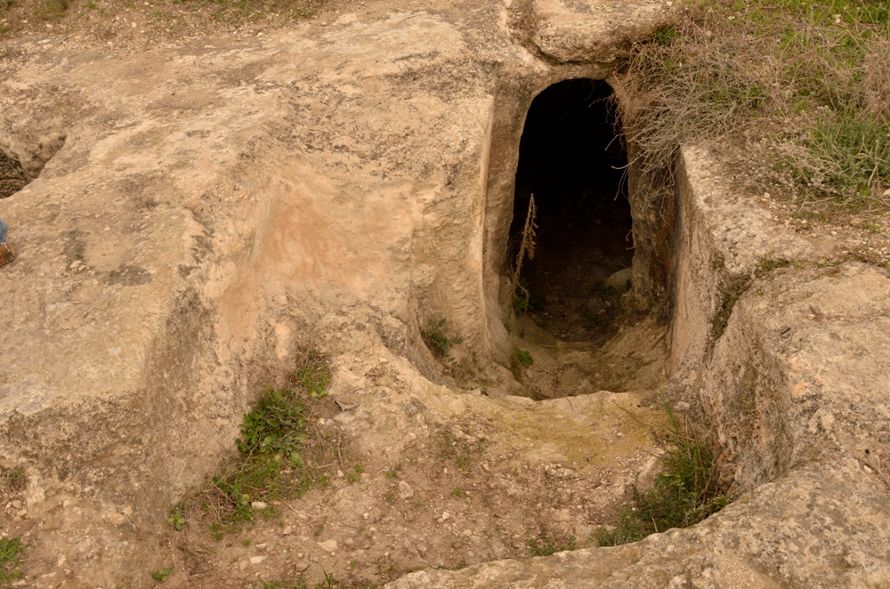 Вход в подземное помещение в Хирбет Самара