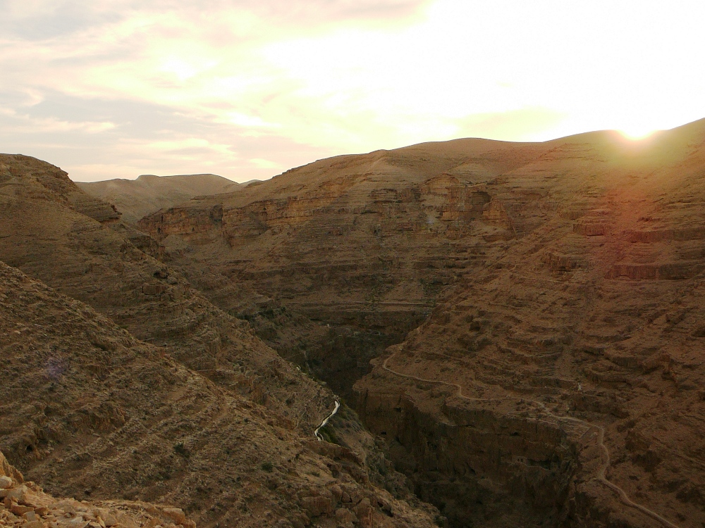Древняя дорога, соединяющая Иерусалим с Йерихо, проходит над ущельем