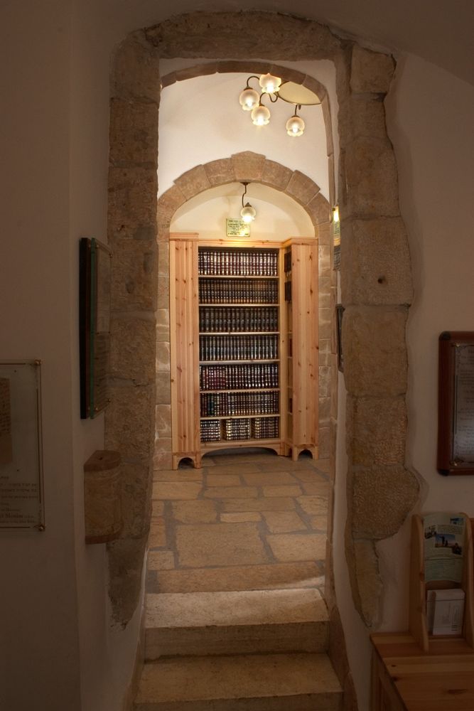 Проход и шкаф с книгами в синагоге Менуха Рохель
