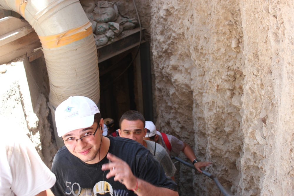 Группа Таглита из Кавказа поднимается из подземного тоннеля в Древнем Иерусалиме