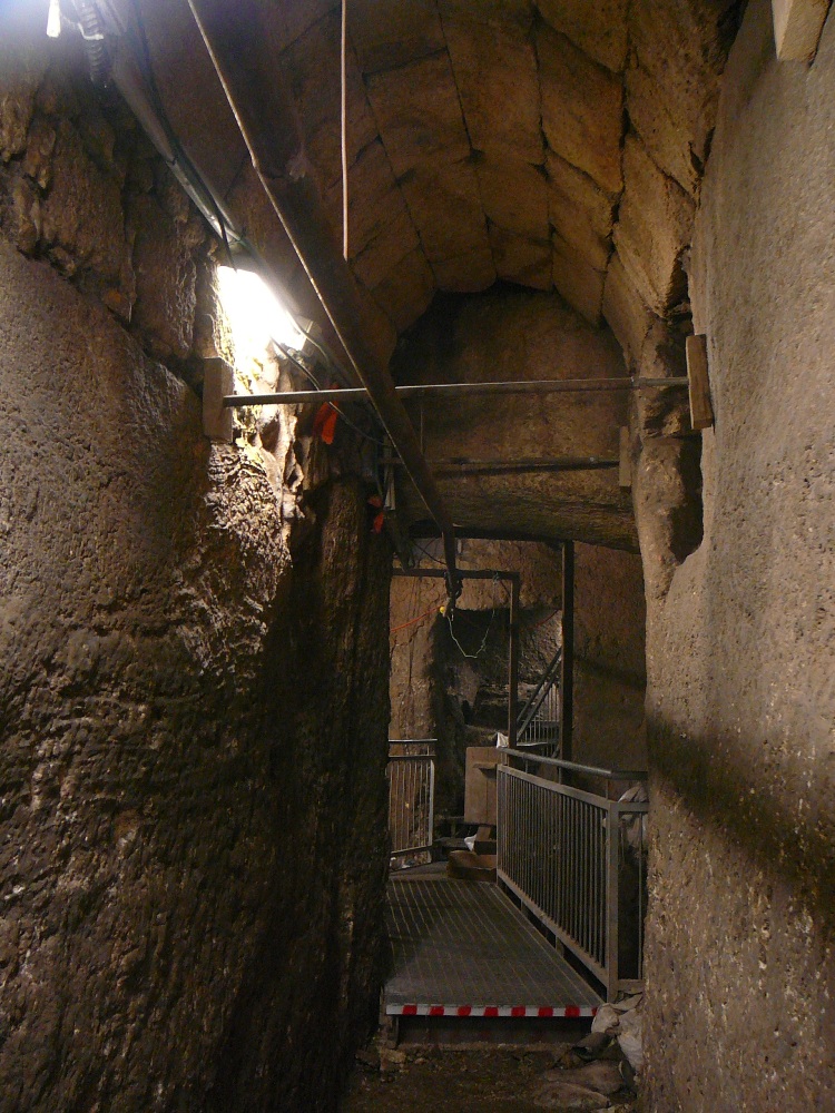Туннель, улица да и большая часть Храмовой Горы были построенны во времена Ирода на месте предыдущих сооружений