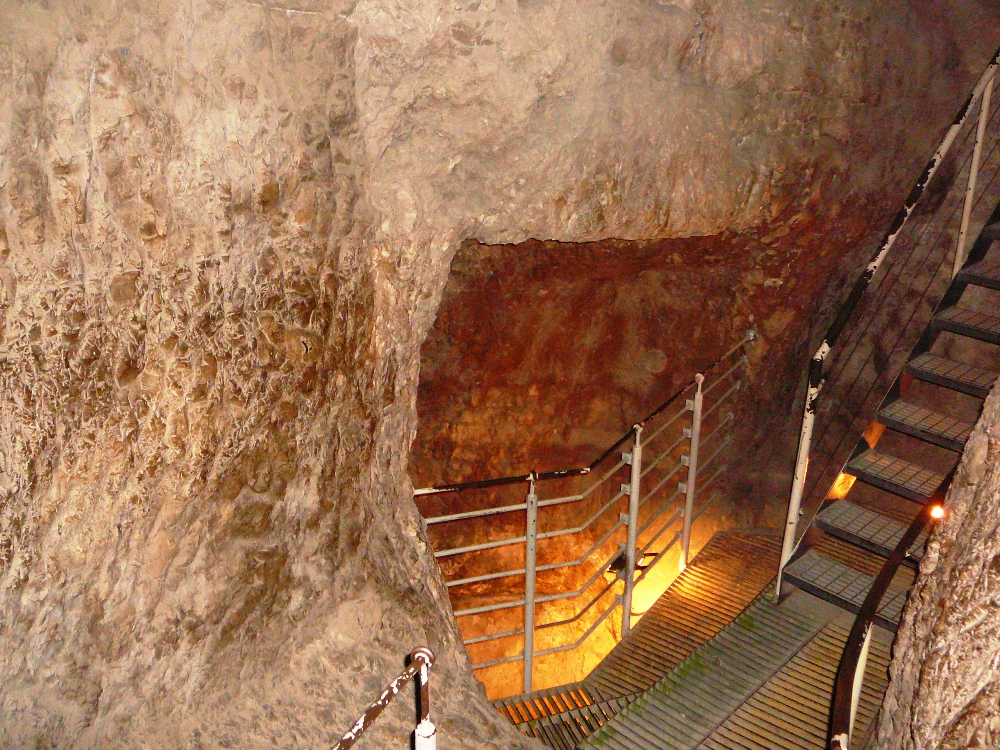 Шахта Ворена - естественная карстовая пещера доходящая до уровня воды источника Гихон