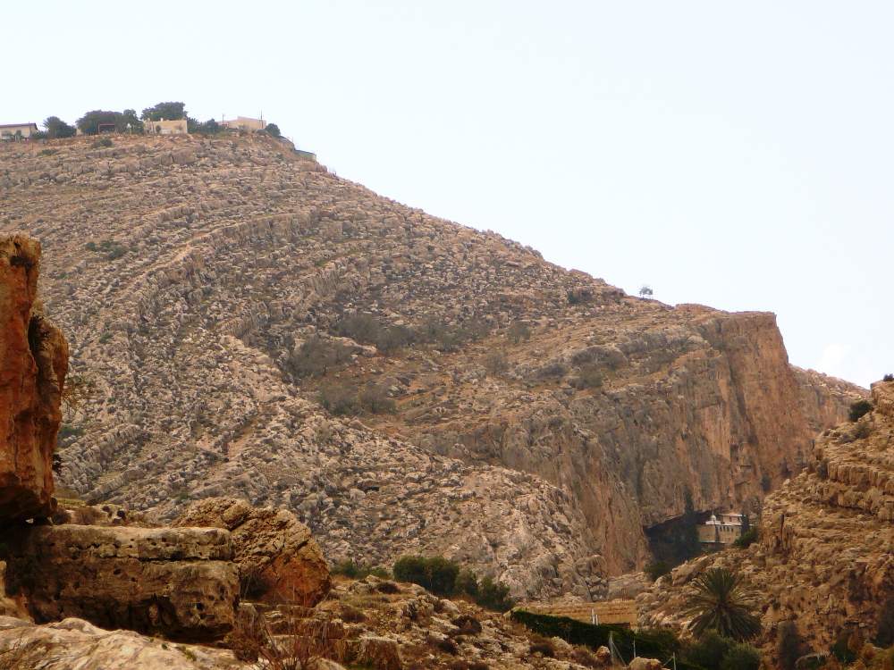 Наверху - поселение Анатот (Альмон), внизу - источник Прат и христианский монастырь