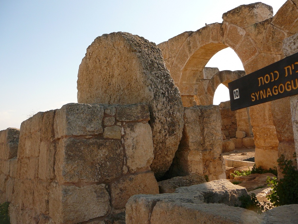 Круглый камень защищавший вход в синагогу Сусии