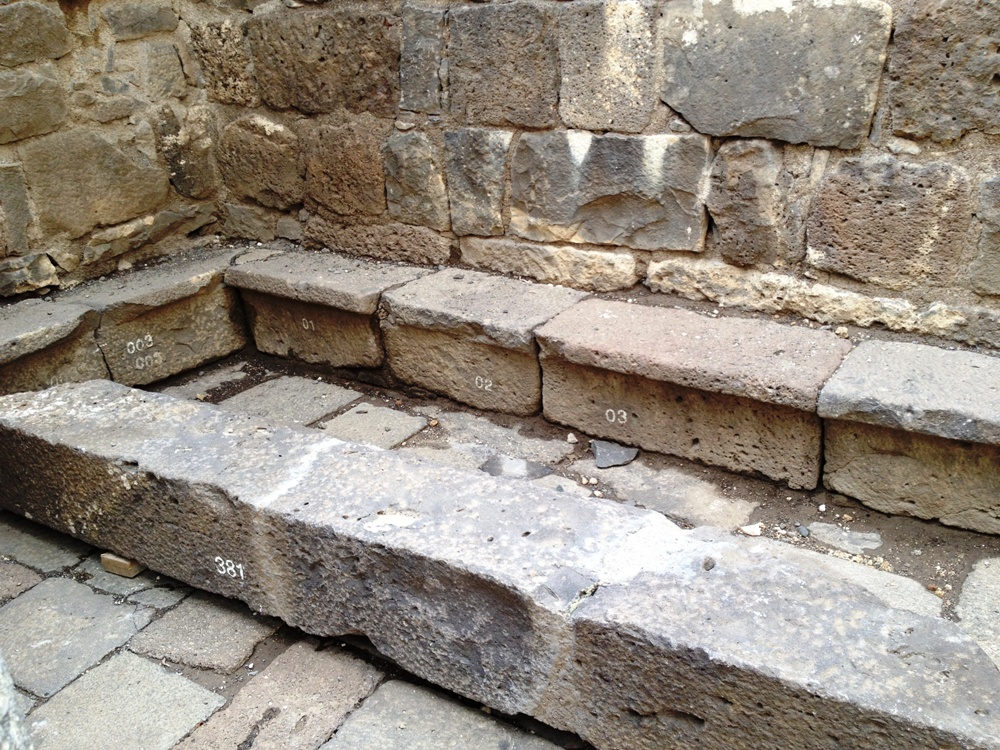 Скамейки вдоль стен синагоги проявляют ее основную цель - дом собрания общины города