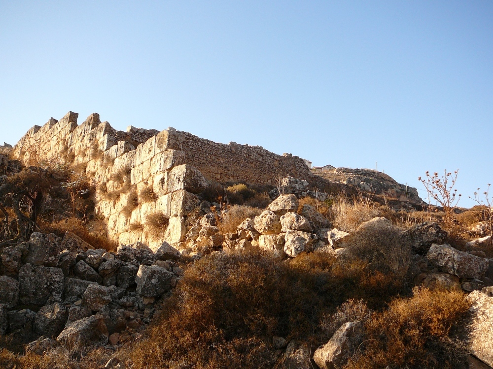 Разрушенные стены монастыря напротив Гиват а-Даган