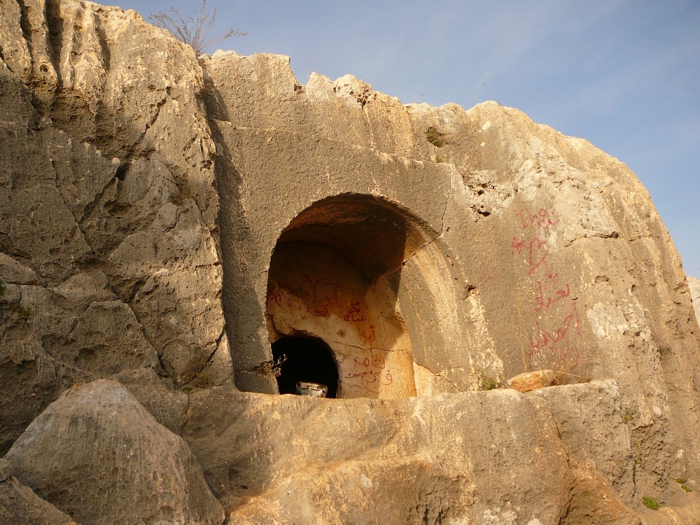Наружные укршения пещеры захоронения