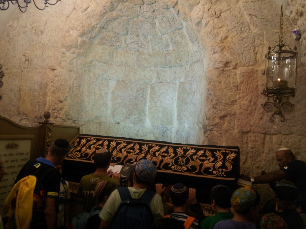 У тумбы гробницы – традиционное место захоронения царя Давида на традиционной Сионской горе