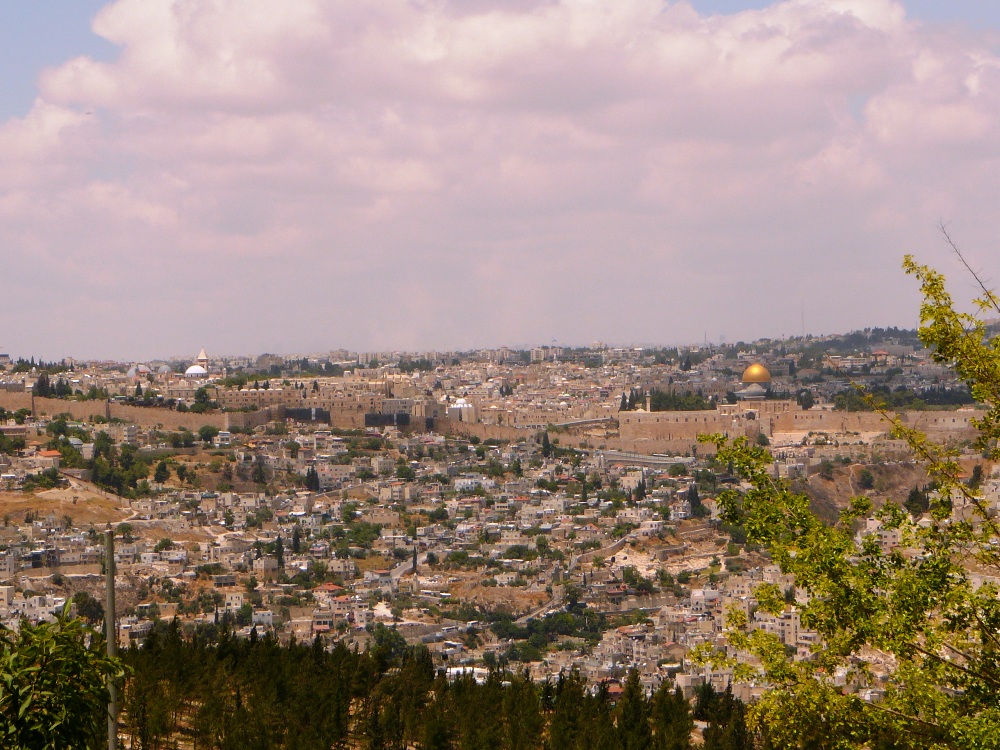 От купола до купола - купол Омара на месте Храма и недавно отстроенная синагога Хурва