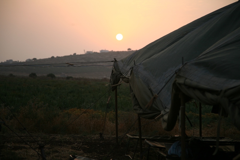 Заключительный вечер - закат в армейском лагере в Галилее