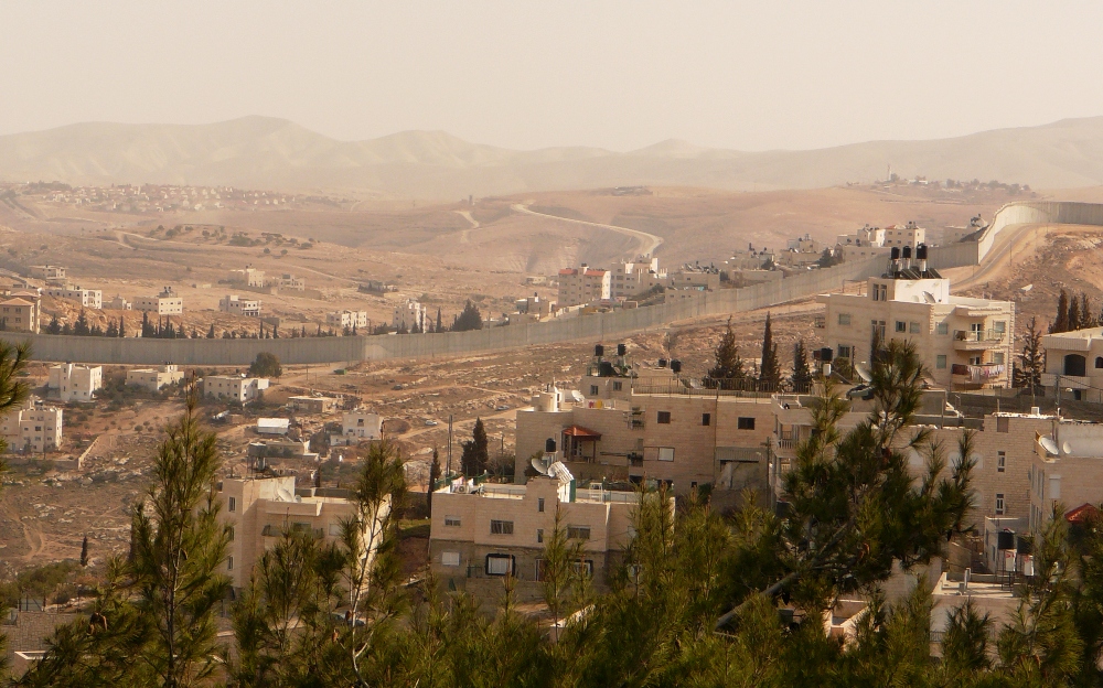 Вид на Иудейскую пустыню и забор размежевания - променада Голдман на Армон а-Нациве
