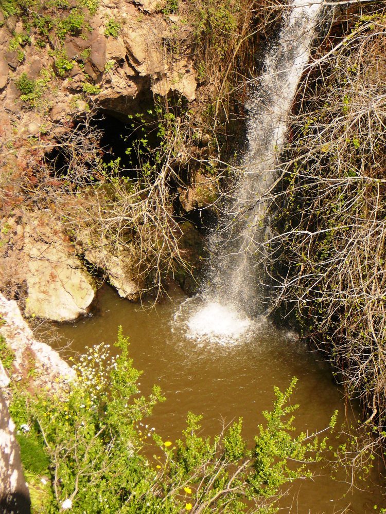 Вода, пещеры и зелень создают здесь райский уголок - водопад Джелабун на Голанских высотах