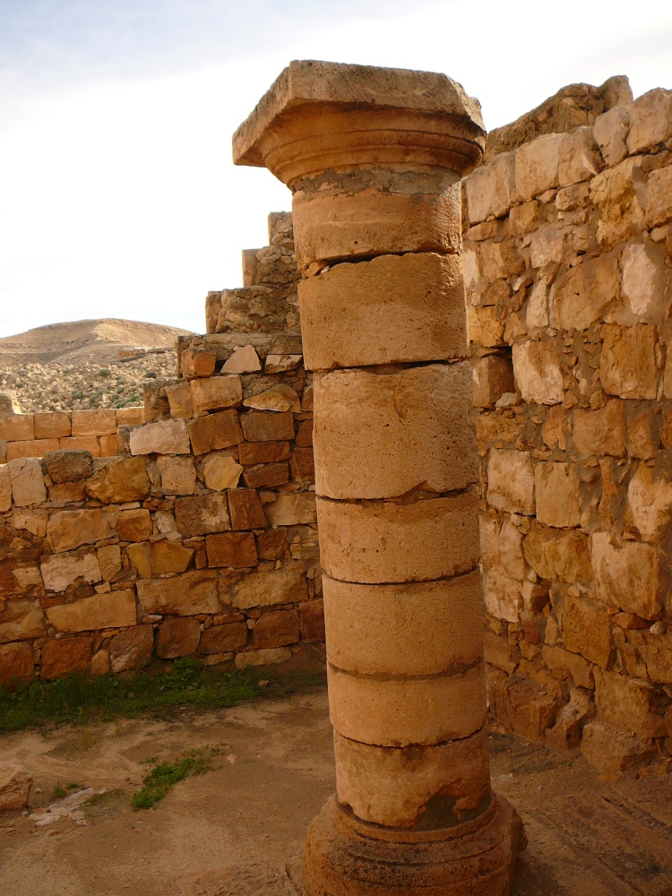 Один из реставрированных столбов в Мамшите