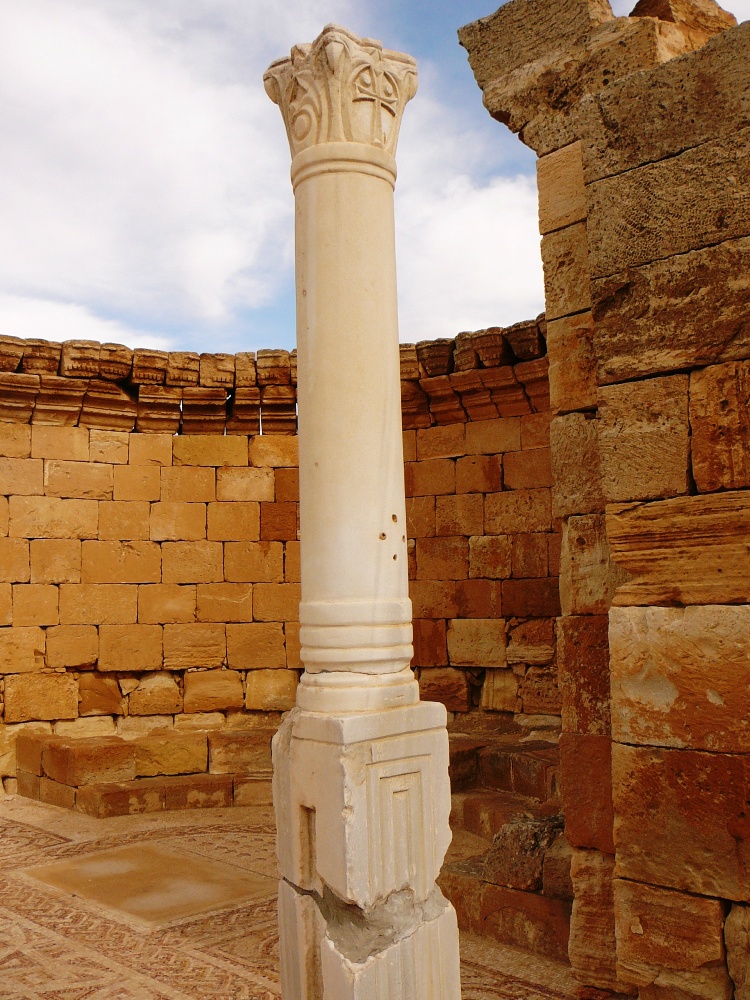 Столбы портика абсиды церкви в Мамшите