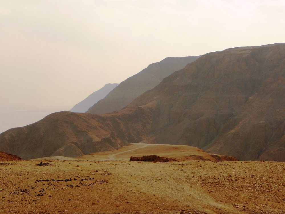 Крутой обрыв гор Иудейской пустыни в сторону Мертвого Моря, в следствии Сирийско - Африканского разлома в коре Земли