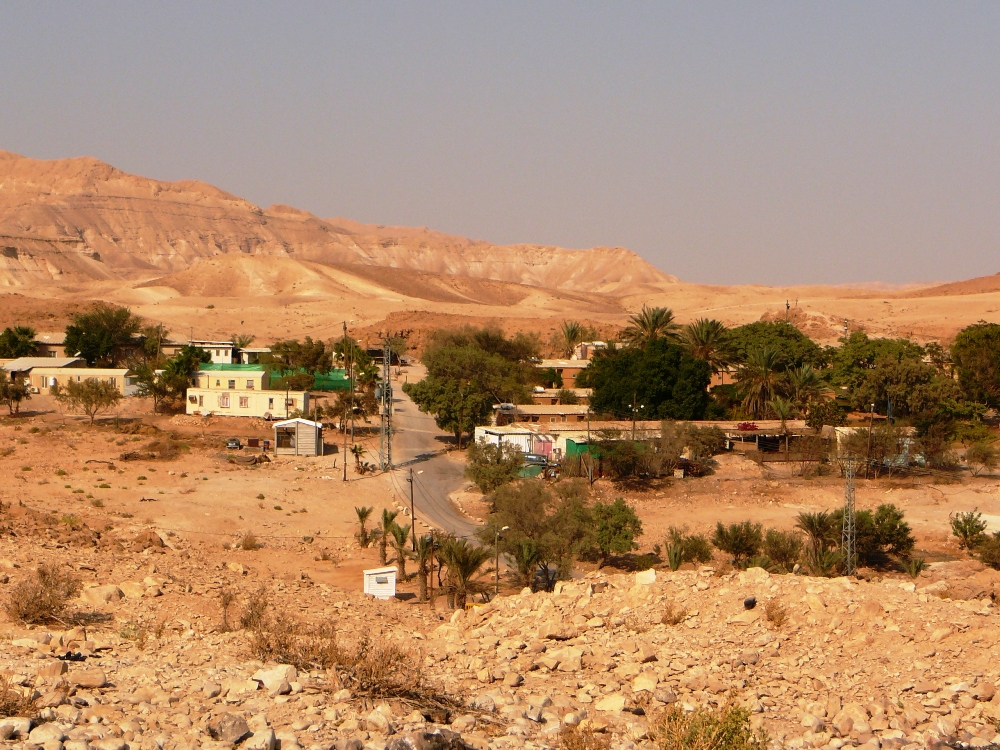 Небольшое поселение и туристическая база Мецукей Драгот в Иудейской пустыне над Мертвым Морем