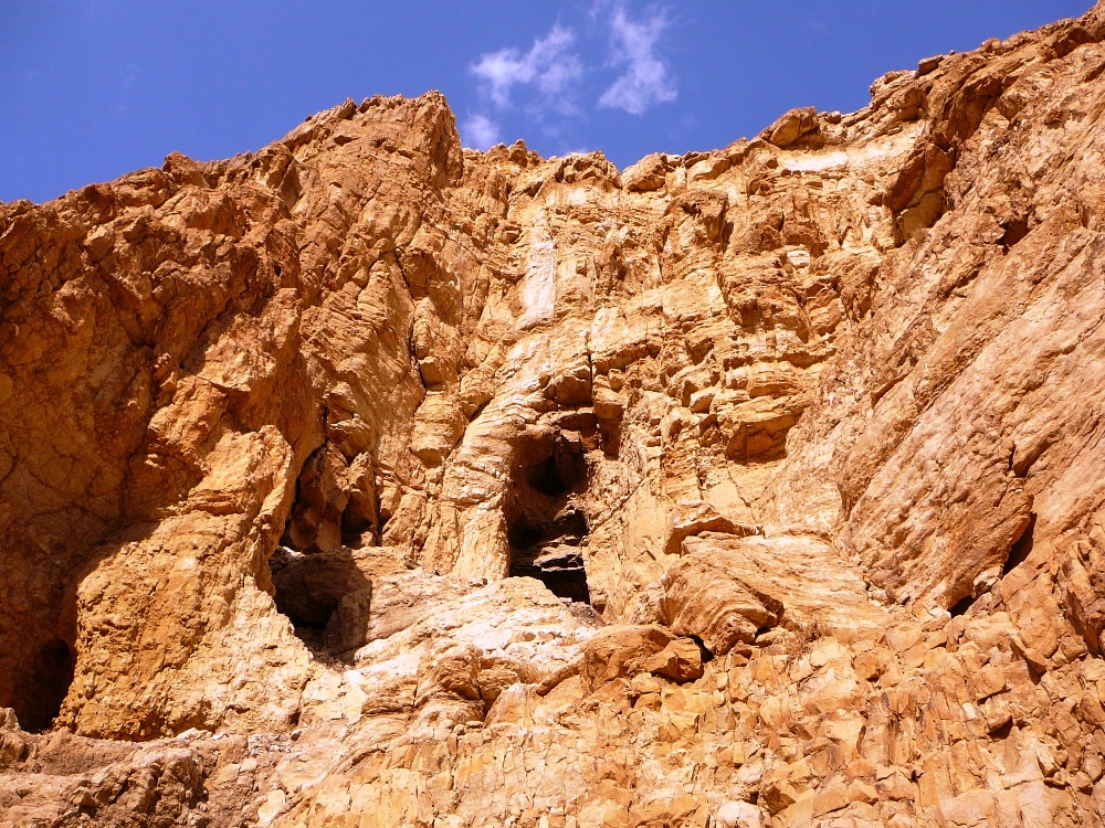 В этих кручах находятся пещеры Мурбаат, в которых нашли убежище повстанцы Бар Кохбы 1900 лет назад