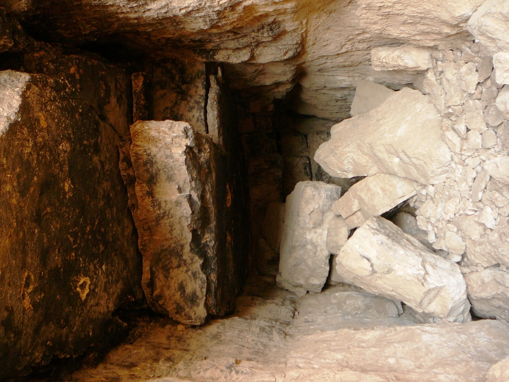 Каменные глыбы при входе в пещеры