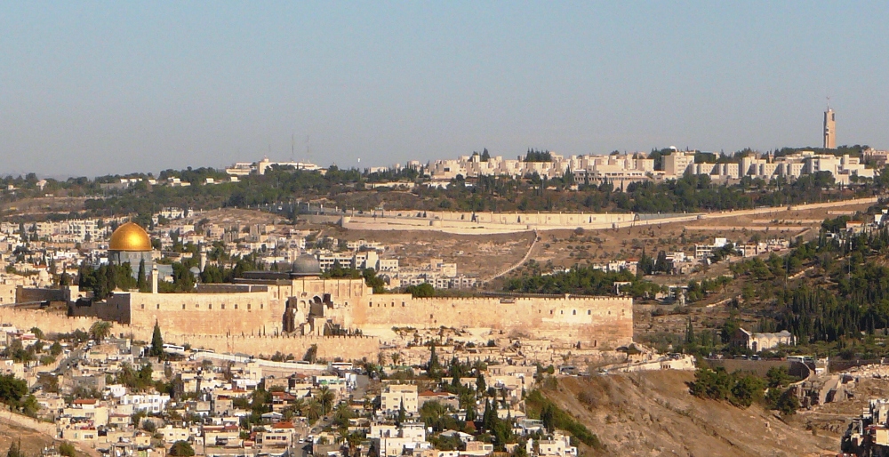 Храмовая Гора на фоне Горы Скопус и еврейского университета