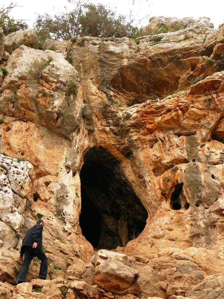 В пещере Эцба были найдены останки древнего человека