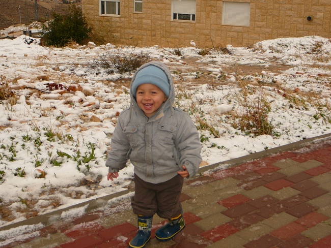 Что делает снег с израильской детворой