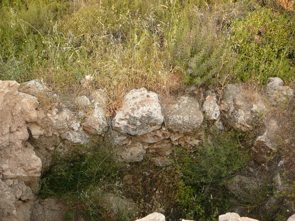 Остатки зданий на кургане Шило времен еврейского завоевания Земли Израиля