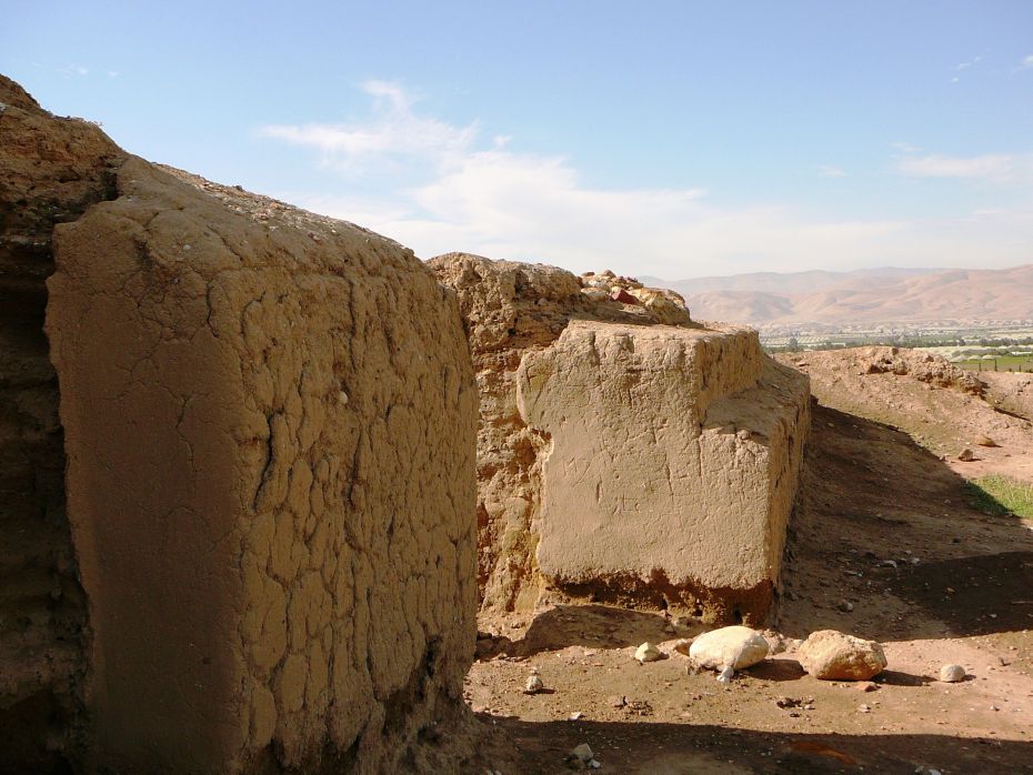 Стены древнего храма - вид снаружи