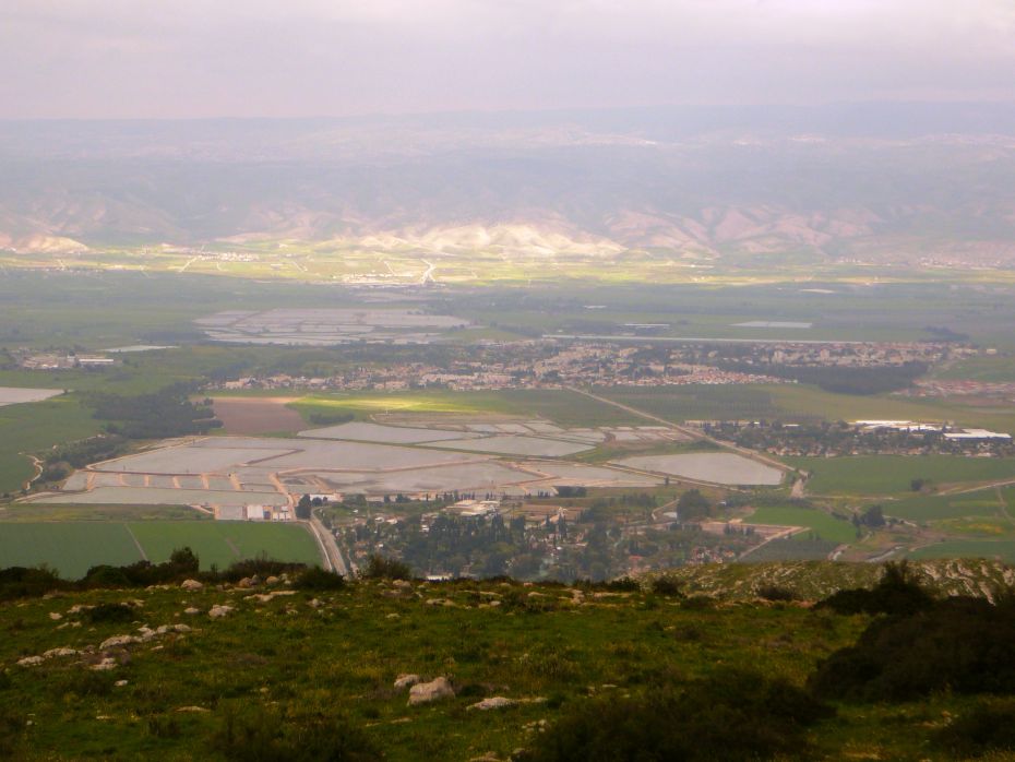 Вид с горы Гильбоа на долину Бейт Шеан и горы Гильада