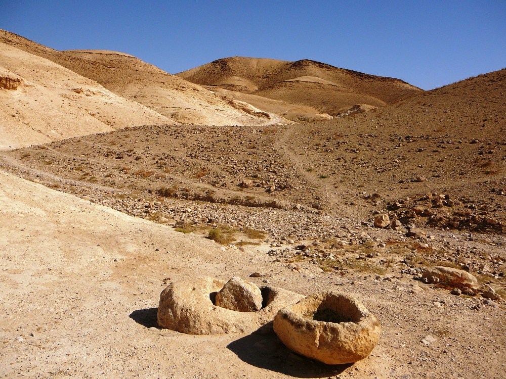 Еврей гора. Келья в пустыне. Иудейская пустыня гора. Камни в иудейской пустыне. Ткоа в иудейских горах.