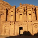 А-Дир - самый большой монумент в Петре, в Иордании