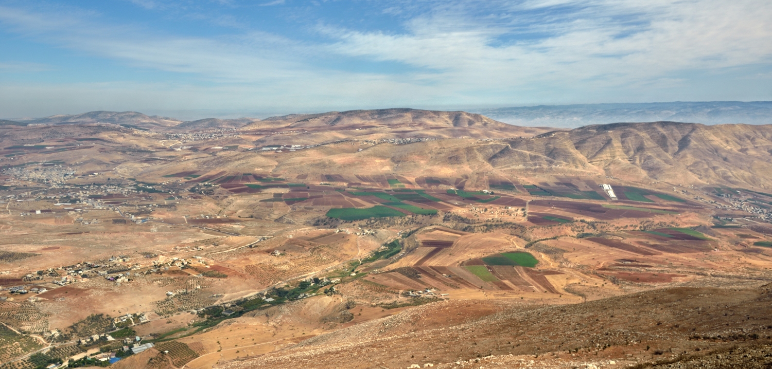 Долина Тирца - верхняя часть ущелья, вид с горы Кабир, напротив горы Эйваль и Шхема