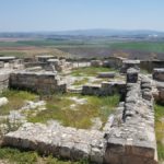 Раскопки церкви крестоносцев на фоне Изреельской долины, тель Йокнеам